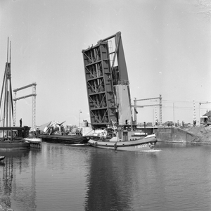154912 Gezicht op de (geopende) ophaalbrug over het Noordhollandsch Kanaal te Alkmaar.